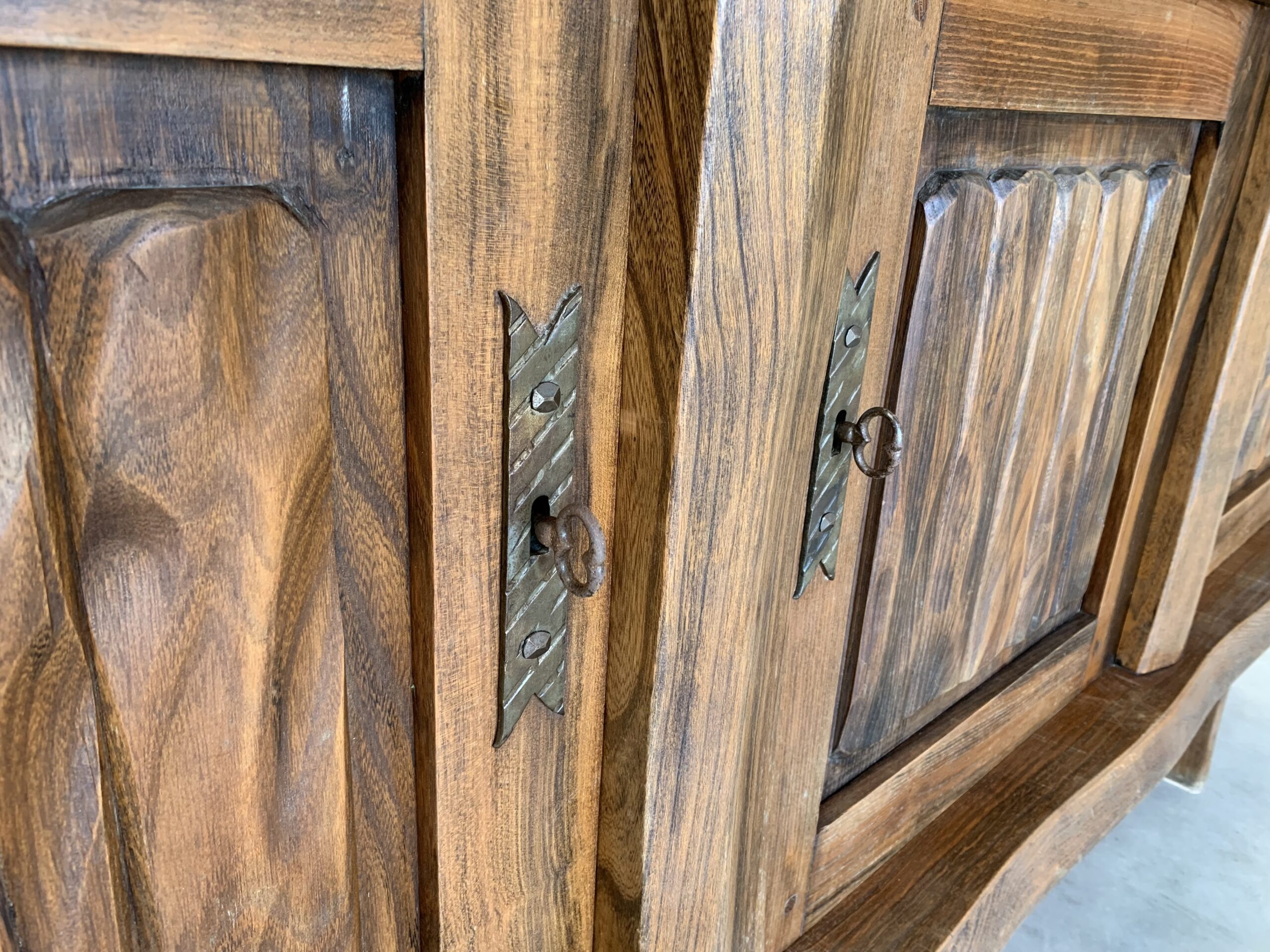 Enfilade brutaliste en orme détail portes