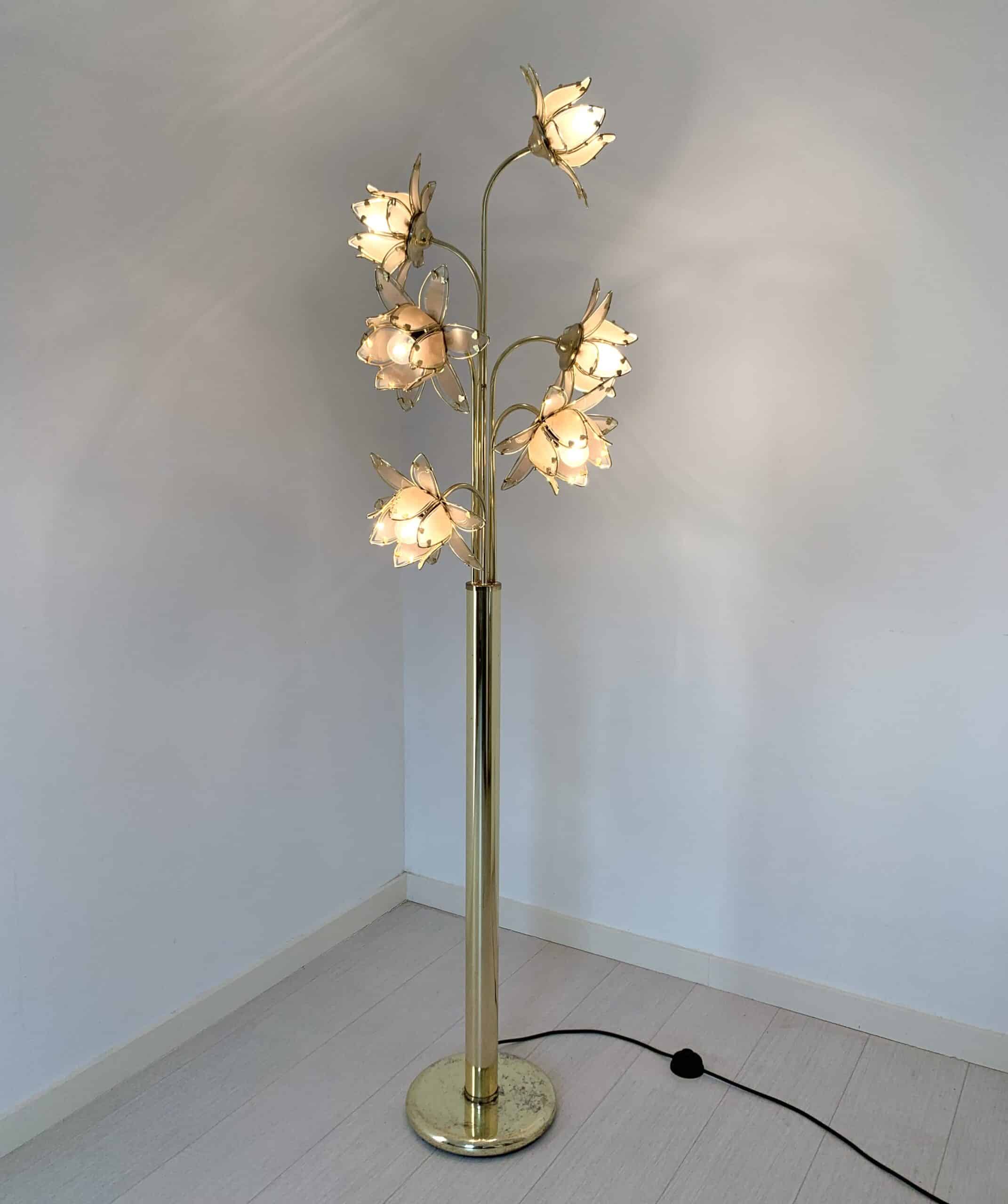 Lampadaire doré fleurs 1970 vue large allumé