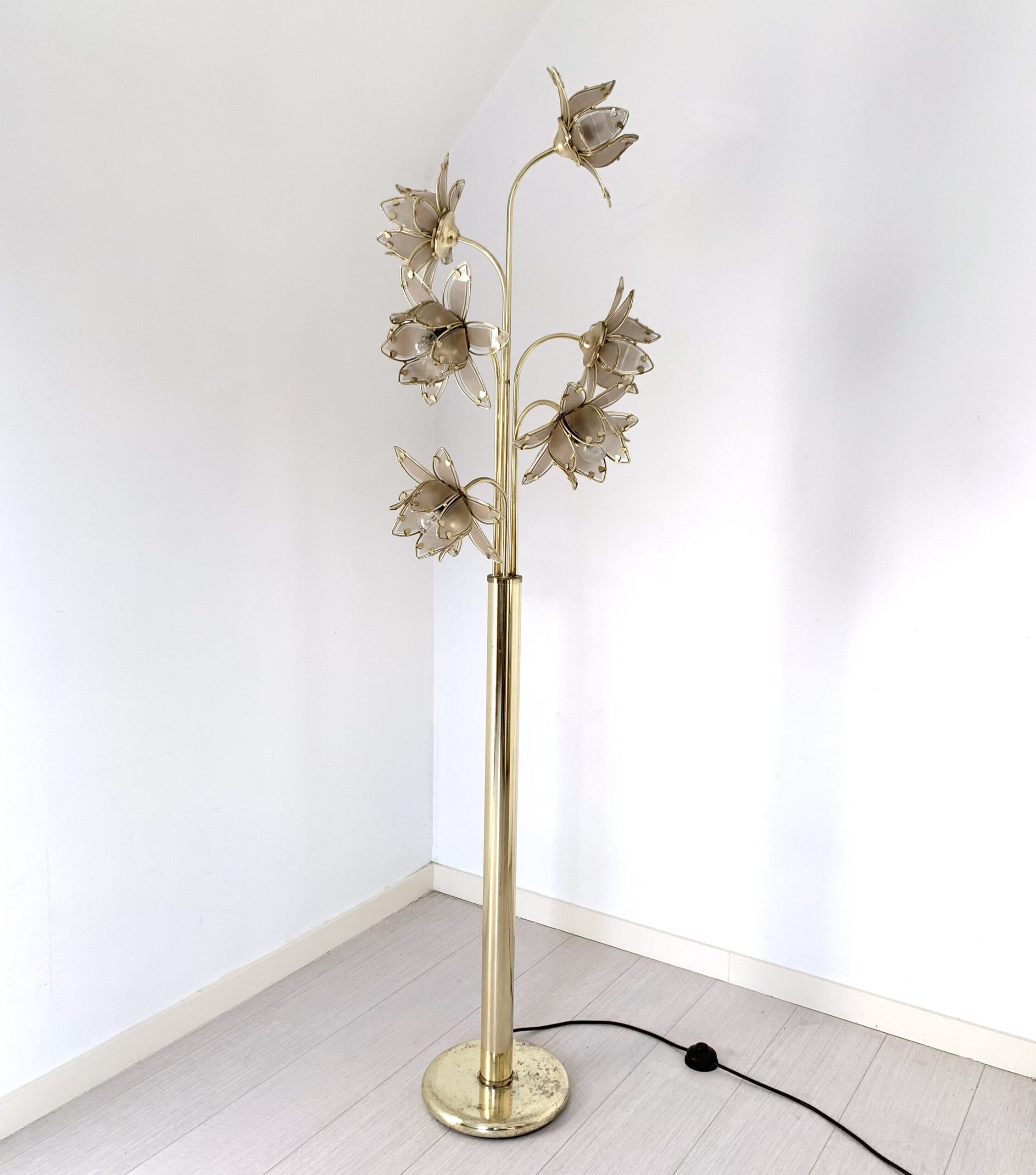 Lampadaire doré fleurs 1970 vue large