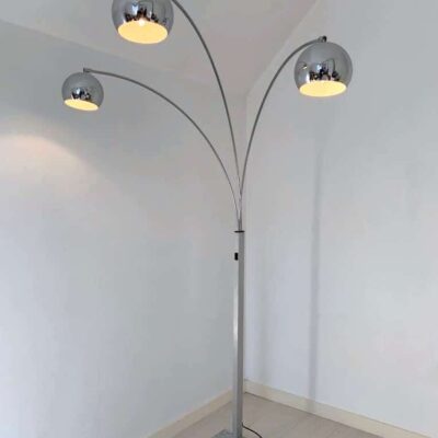 Lampadaire muguet vintage allumé