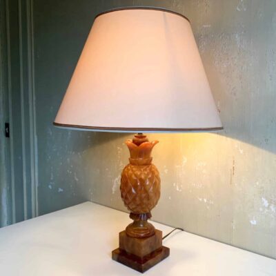 Lampe à poser ananas allumée