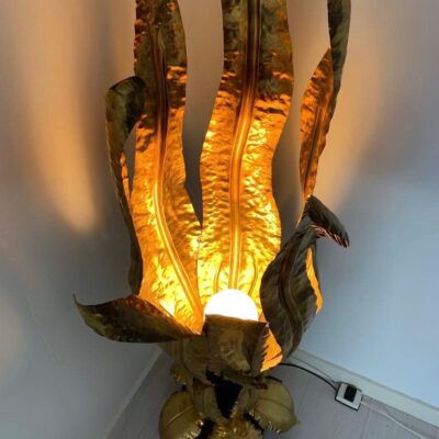 Lampe d'ambiance dorée vintage allumée détail