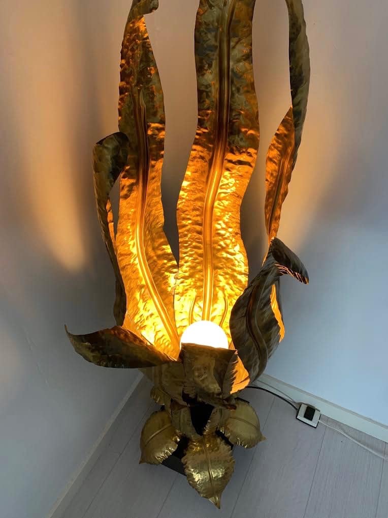 Lampe d'ambiance dorée vintage allumée détail