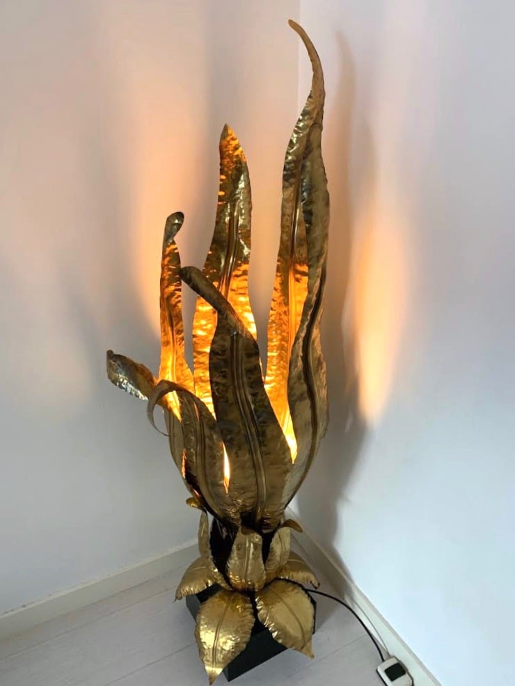 Lampe d'ambiance dorée vintage allumee