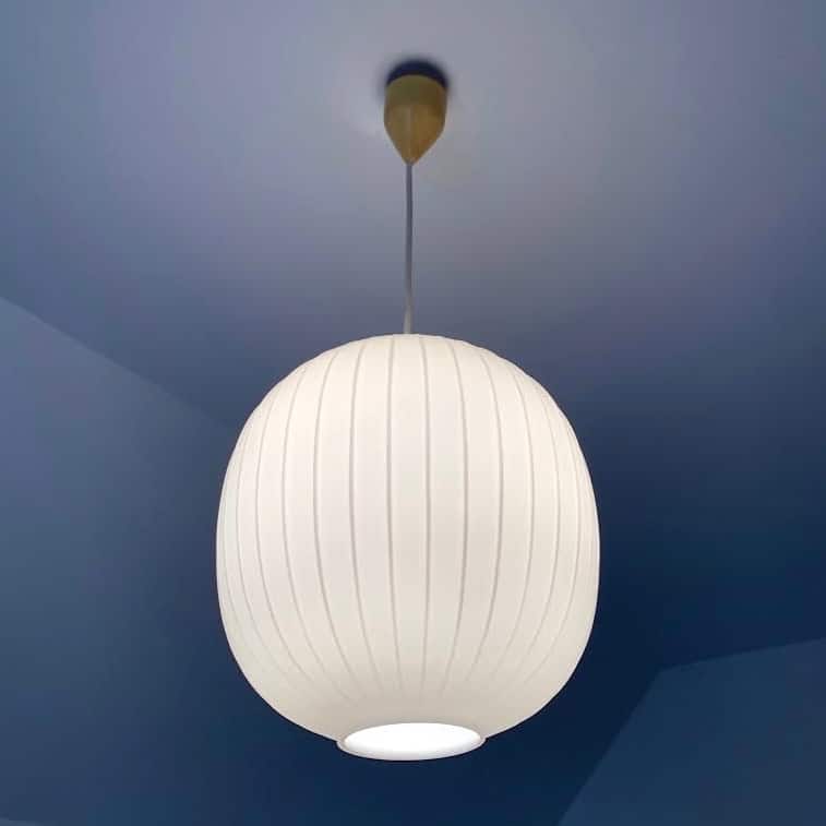 Suspension blanche en verre opalin allumée