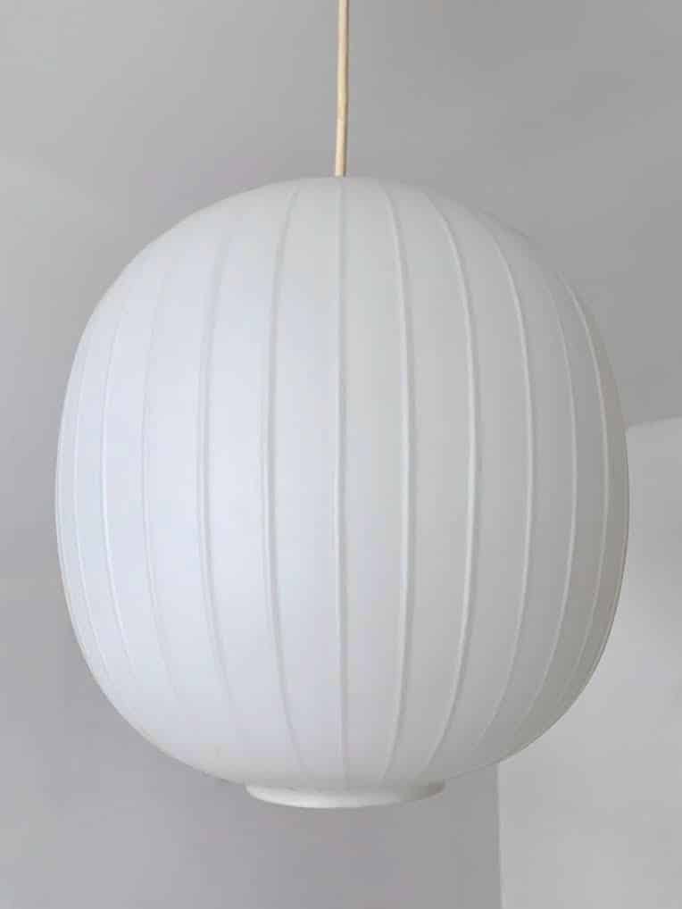 Suspension blanche en verre opalin éteinte détail
