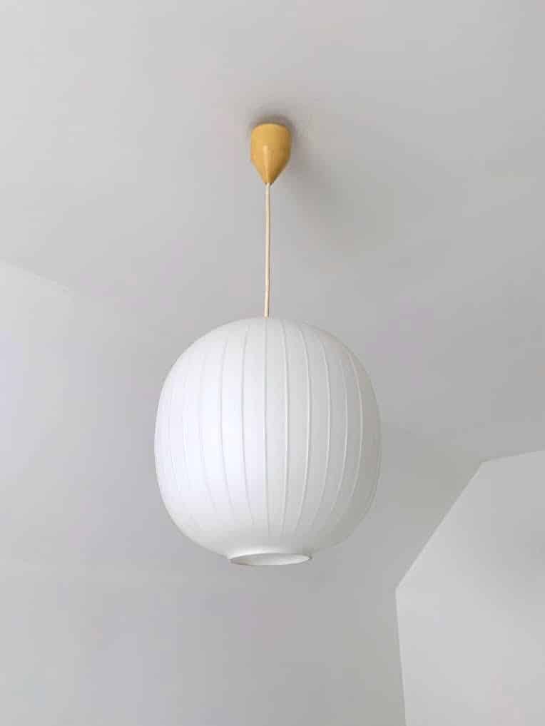 Suspension blanche en verre opalin éteinte