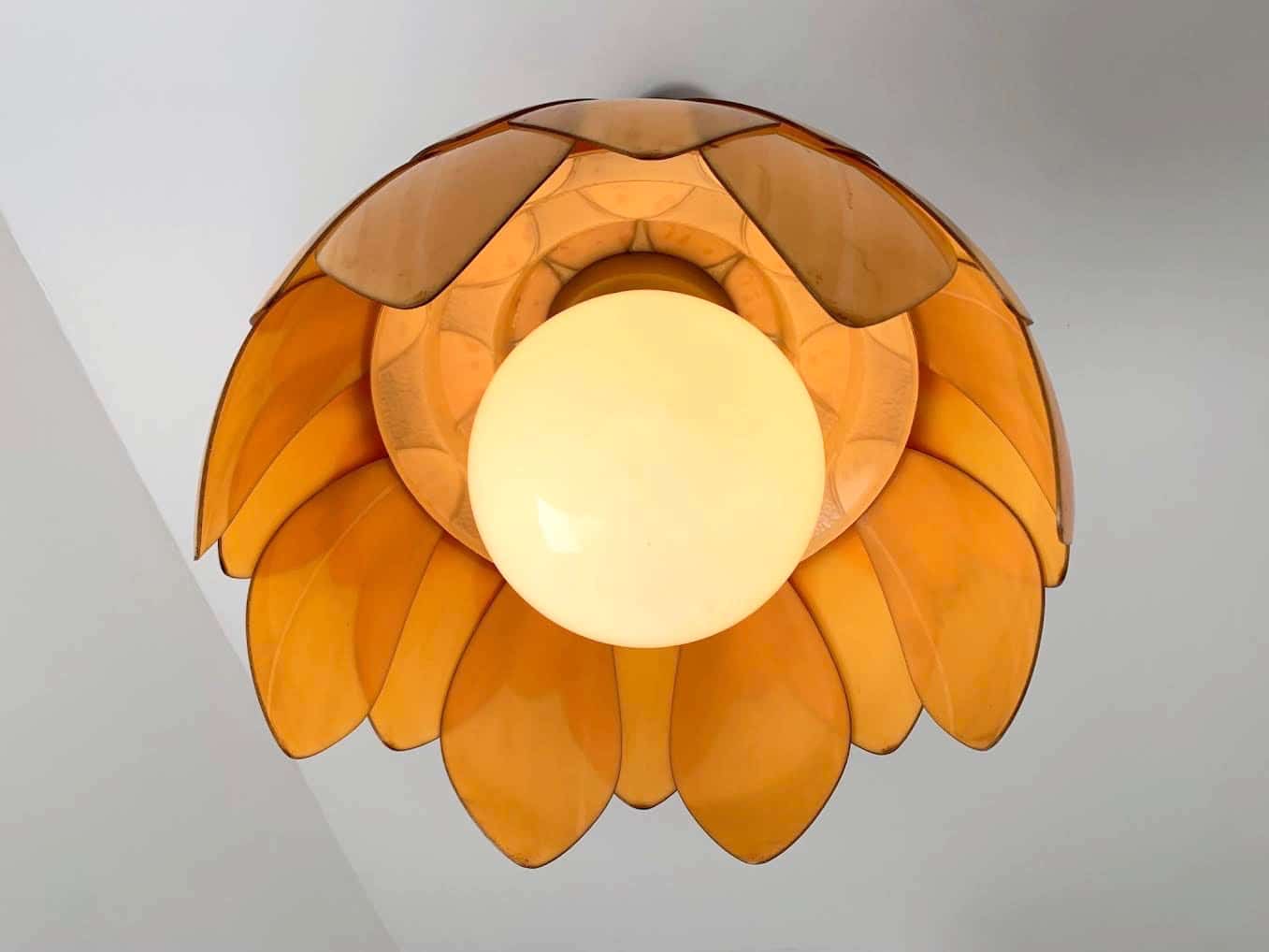 suspension lotus ambre dessous allumée