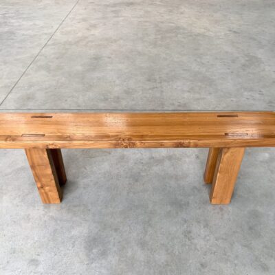 Banc brutaliste en orme du dessus