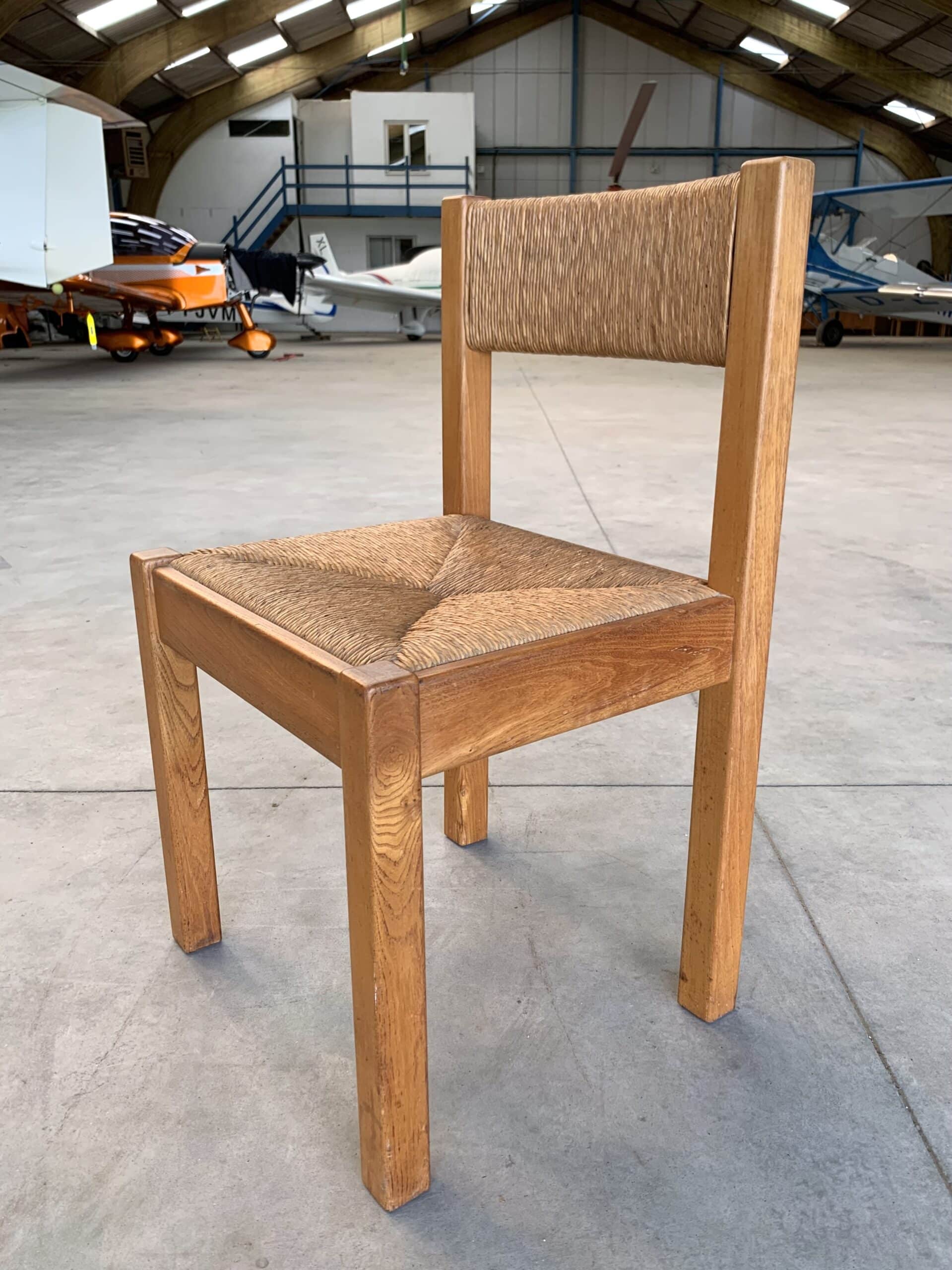 Chaise en orme et paille de côté