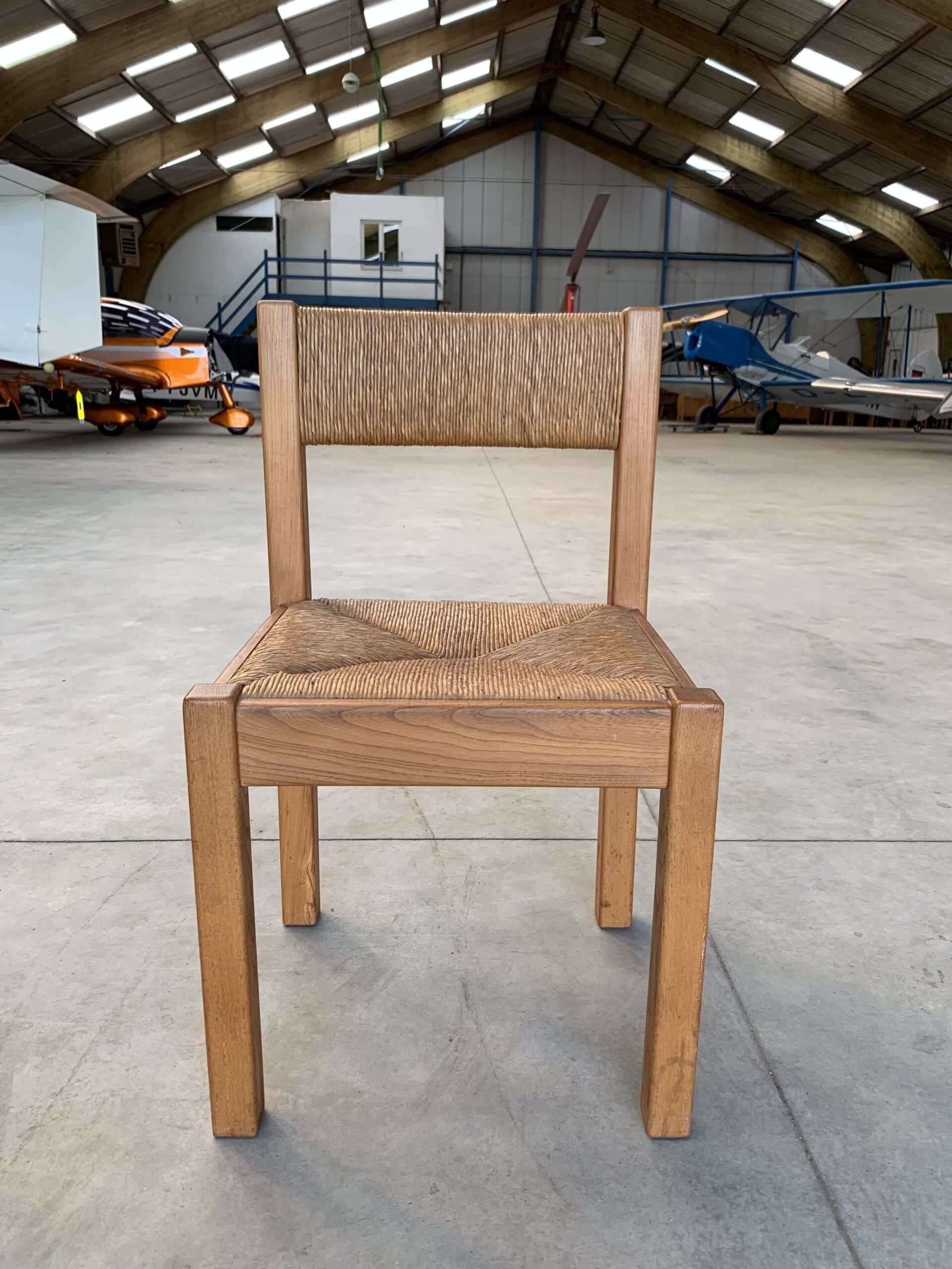 Chaise en orme et paille de face