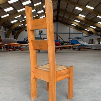 Chaises brutalistes bois clair vue arriere