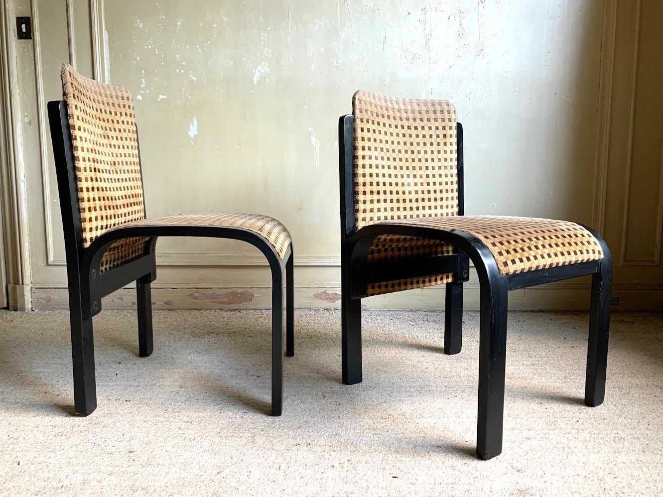 Chaises velours beige face et côté