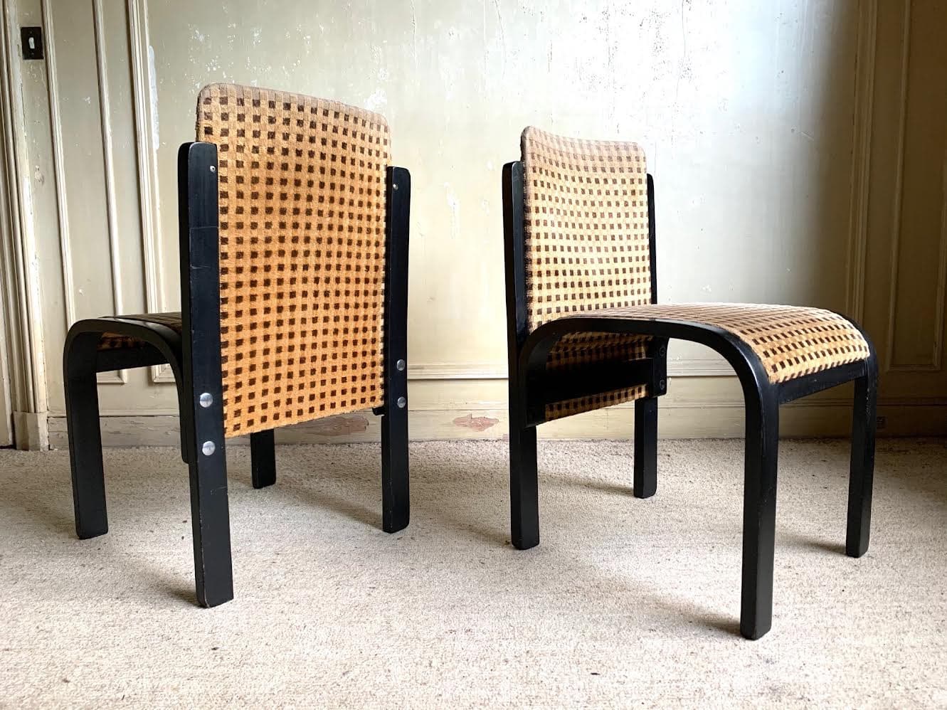Chaises velours beige modernistes
