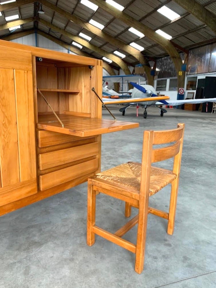 Enfilade haute en orme regain détail chaise (non fournie)