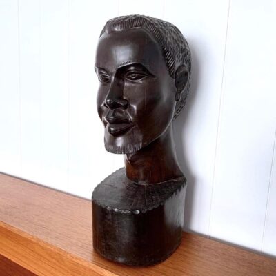 Sculpture tête d'homme africain côté gauche