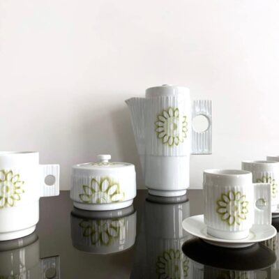 Service à cafe en porcelaine vintage ensemble vue large