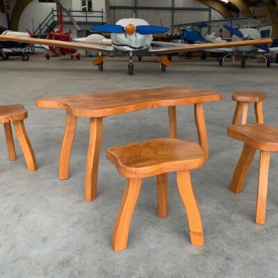 Table basse brutaliste et 4 tabourets
