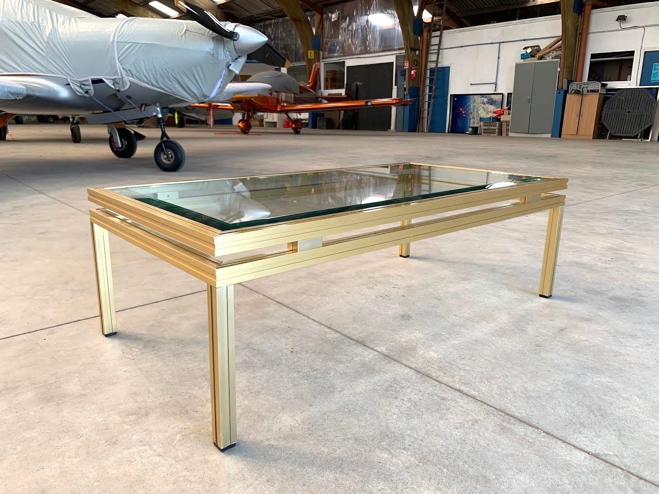 Table basse en aluminium doré