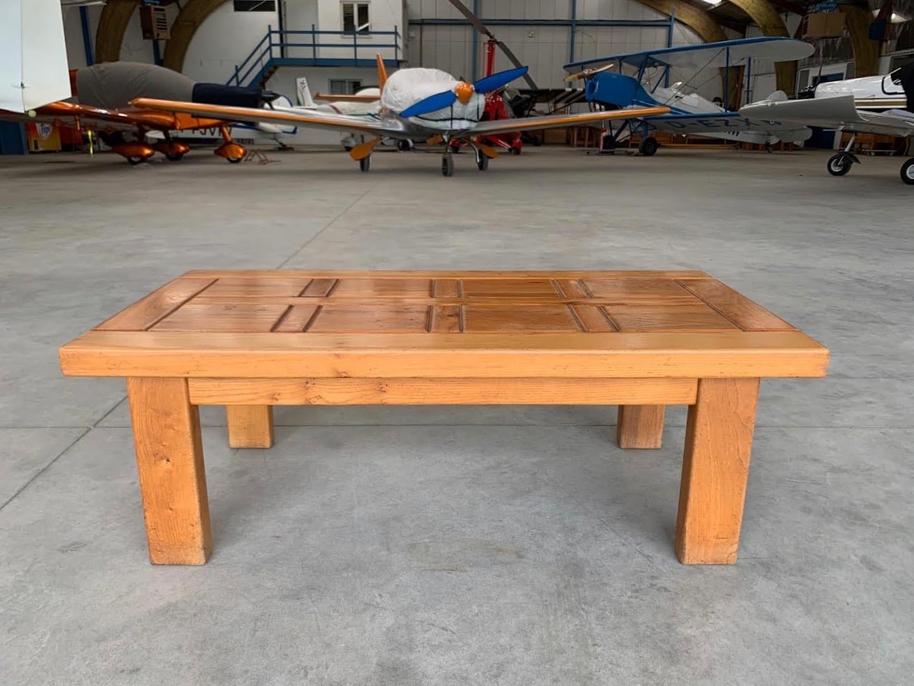 Table basse en orme massif de face