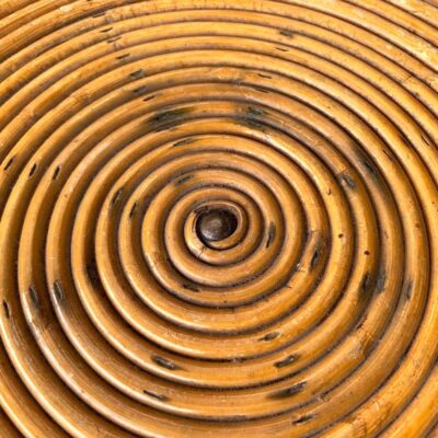 Table basse en rotin spirale