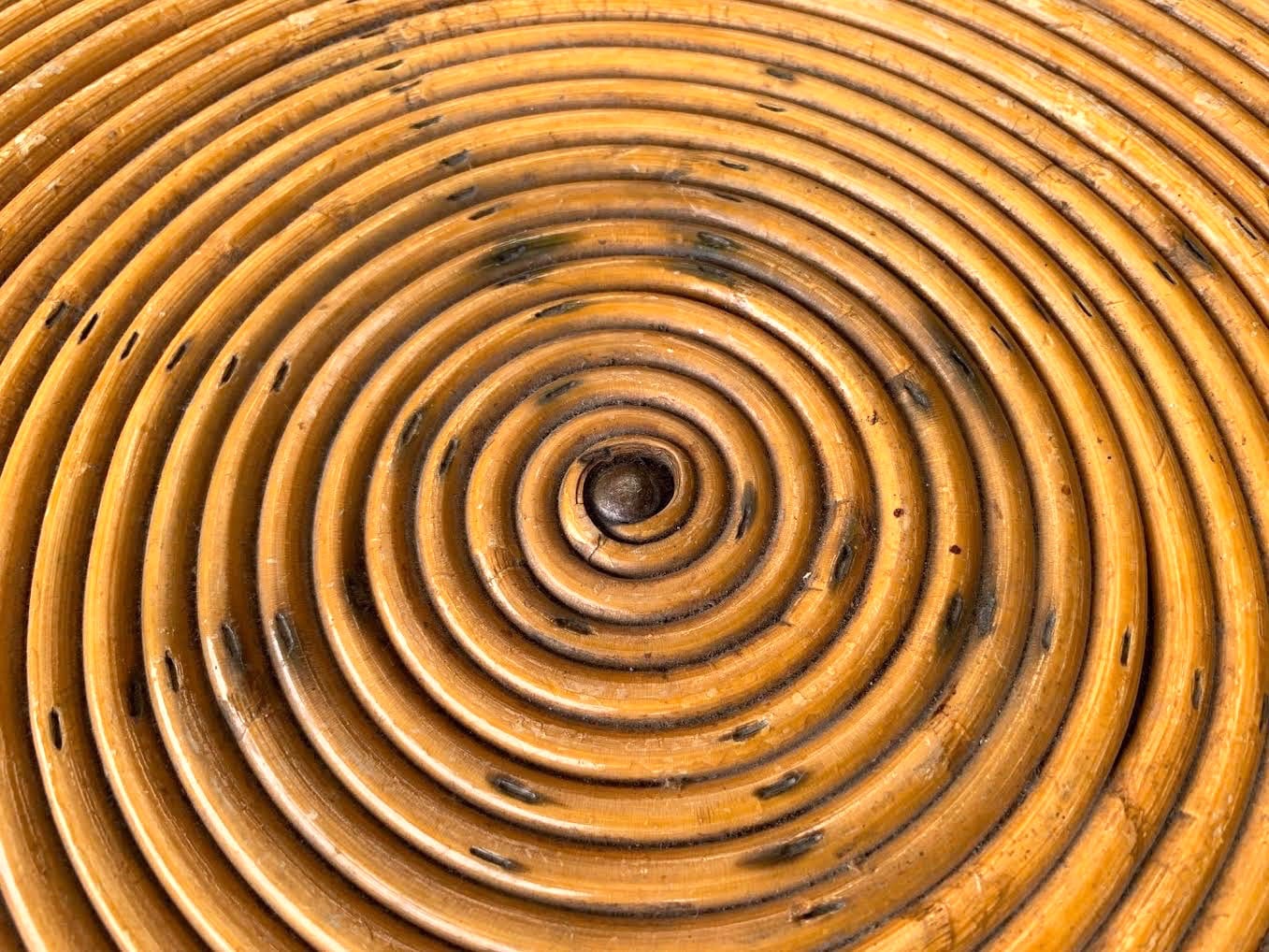 Table basse en rotin spirale