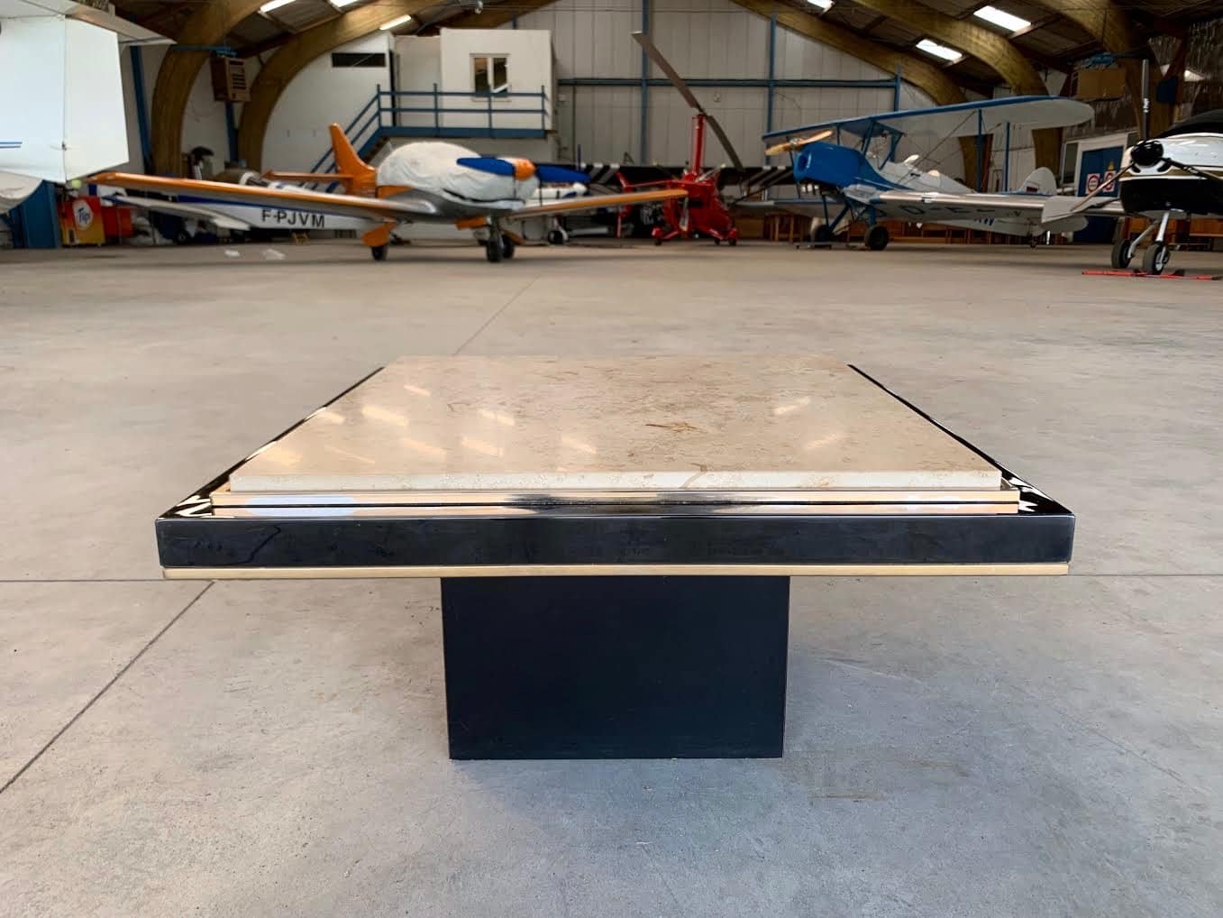 Table basse en travertin de face