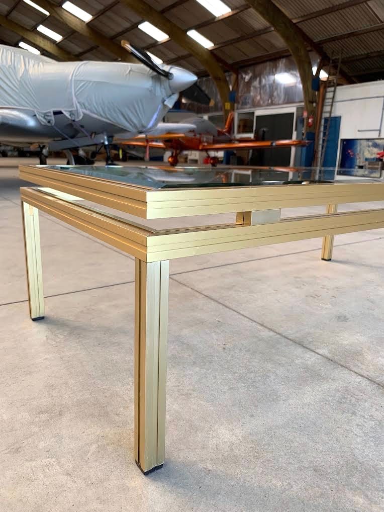 Table basse plateau en verre et structure aluminium détail design