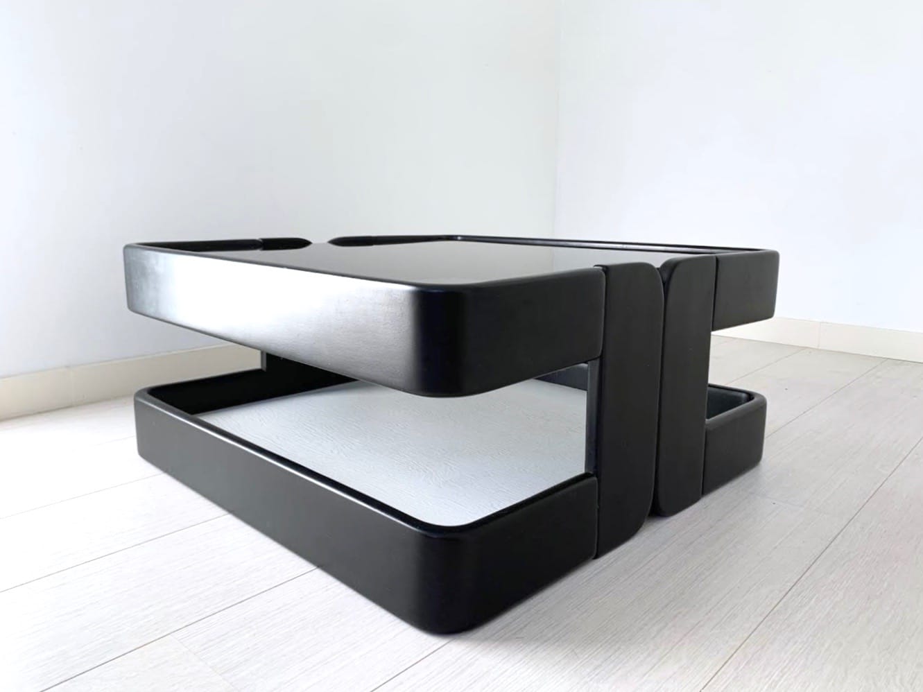 Table basse space age de côté