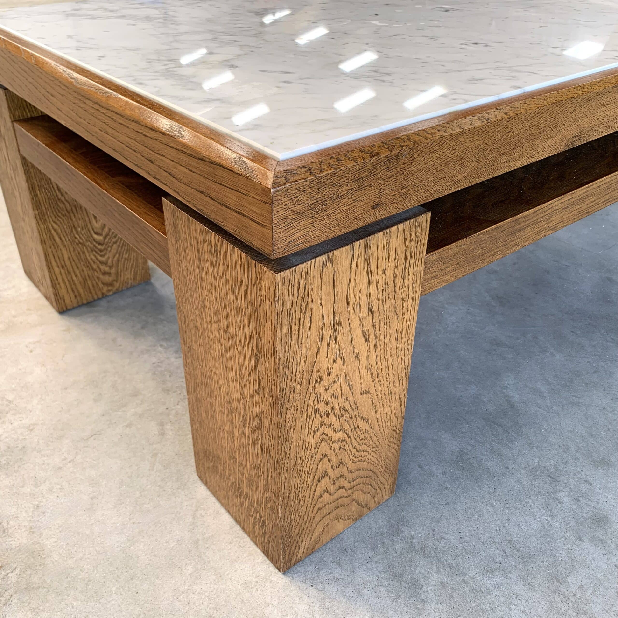 Table basse vintage en marbre blanc et bois clair détail de l'angle