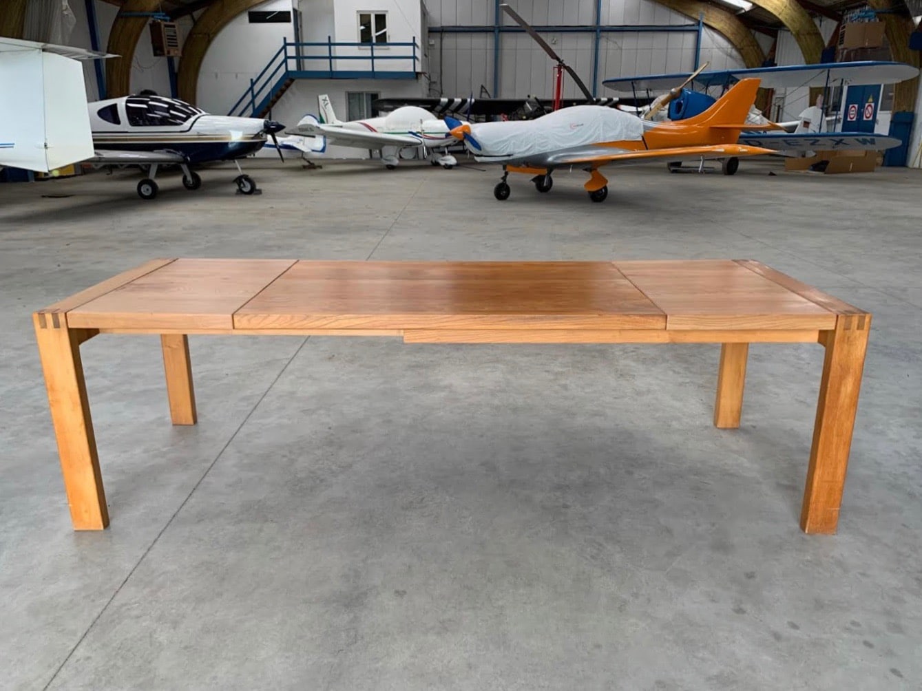 Table en orme massif ouverte avec allonges