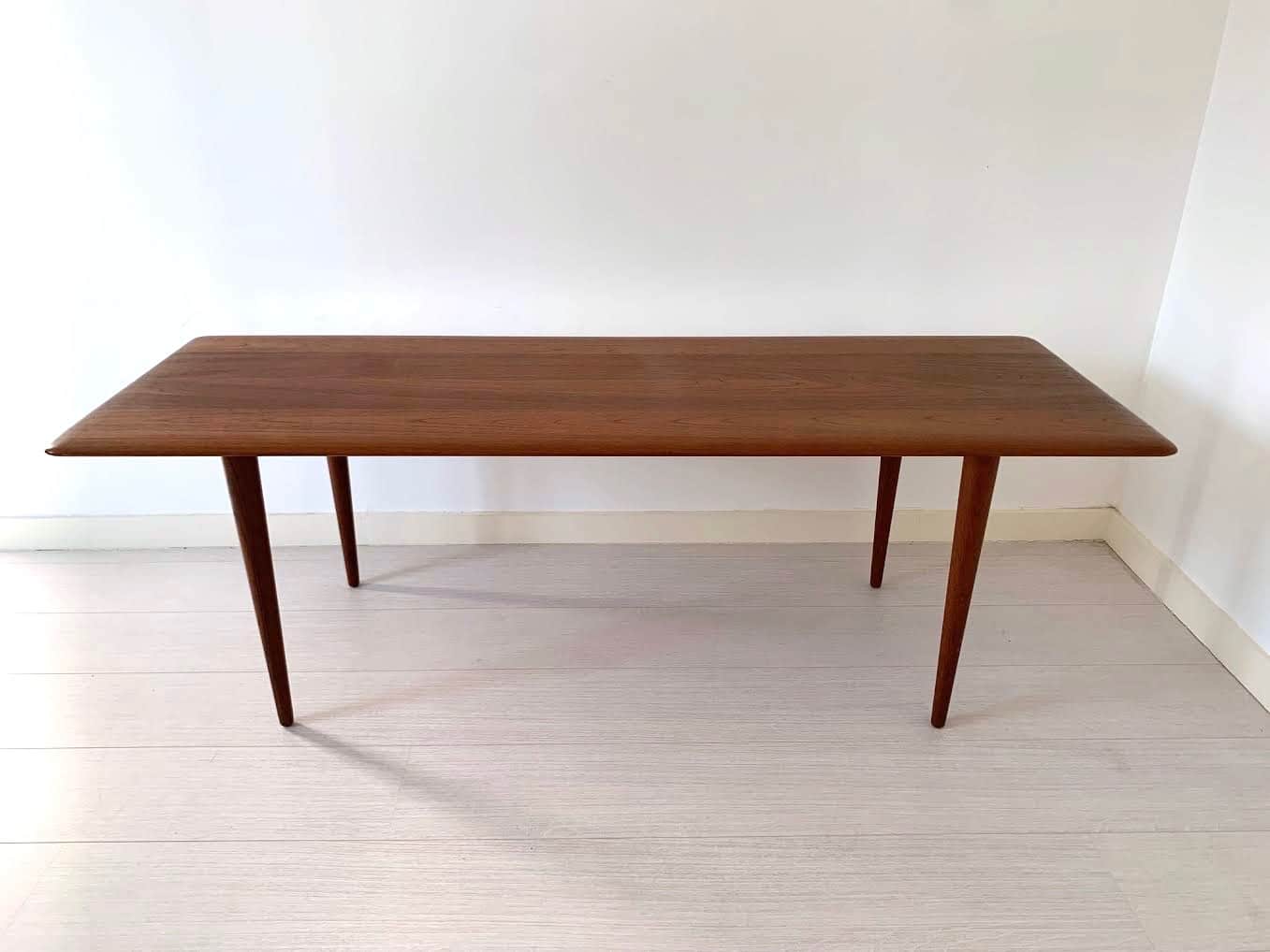 Table scandinave basse de face