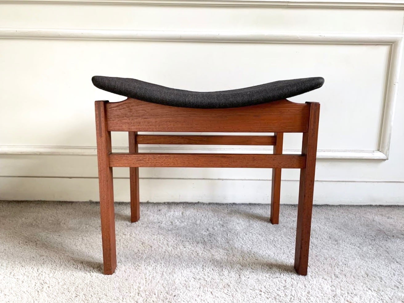 Tabouret scandinave en teck de face