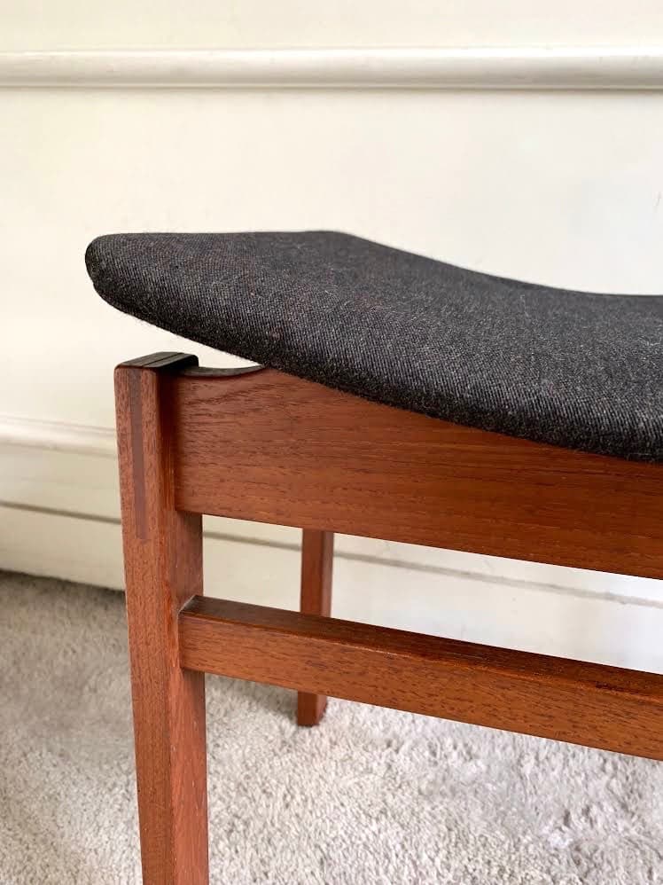 Tabouret scandinave en teck détail angle