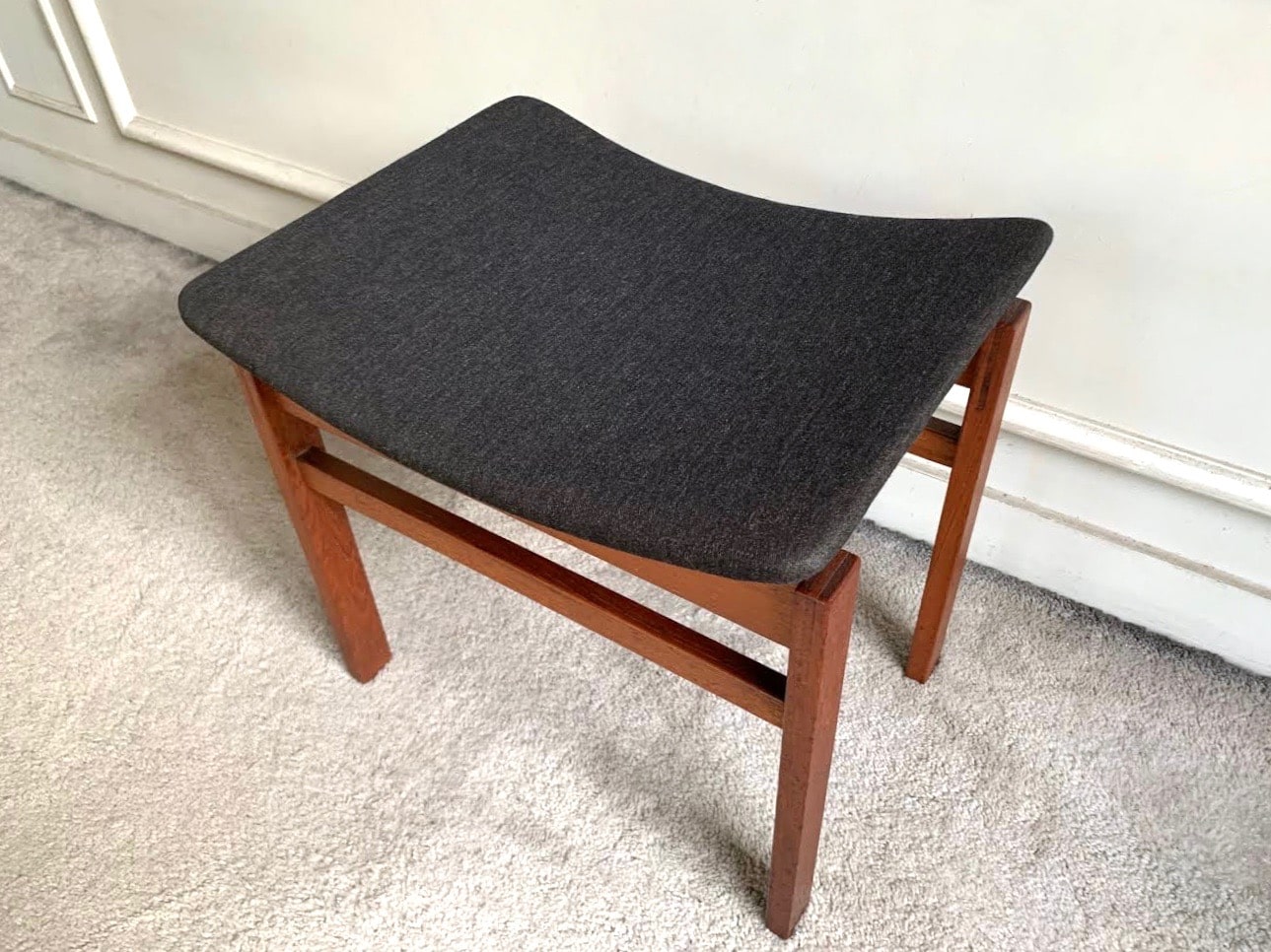 Tabouret scandinave en teck du dessus