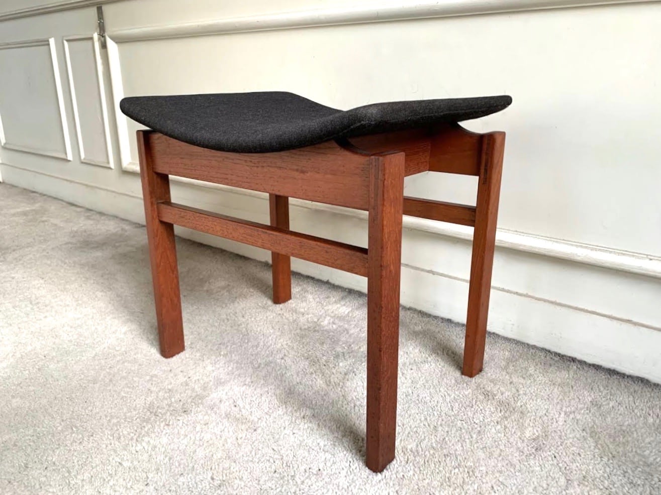 Tabouret scandinave en teck seul