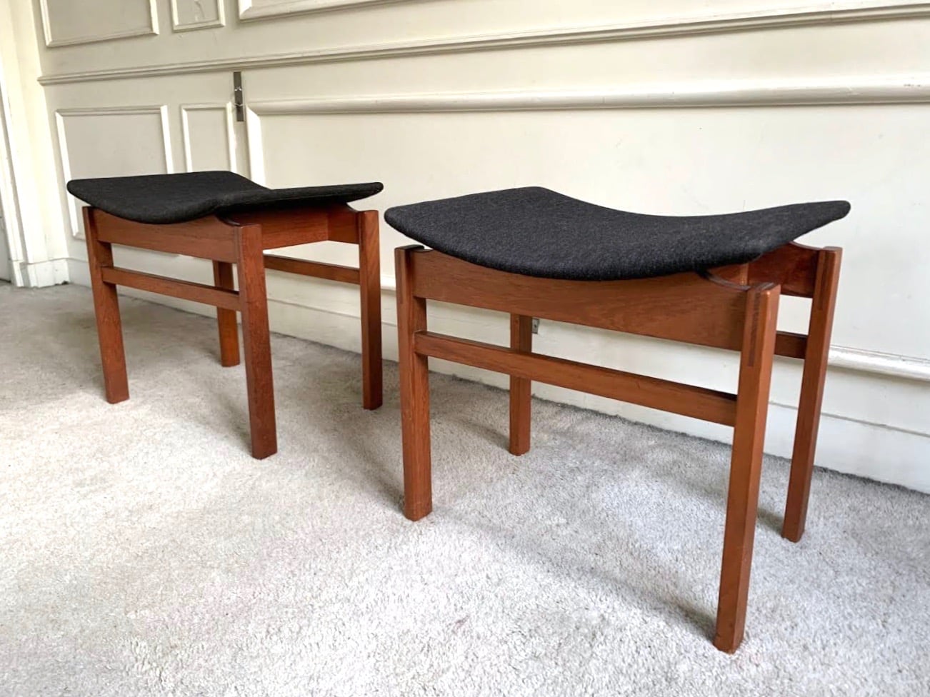 Tabouret scandinave en teck vue large