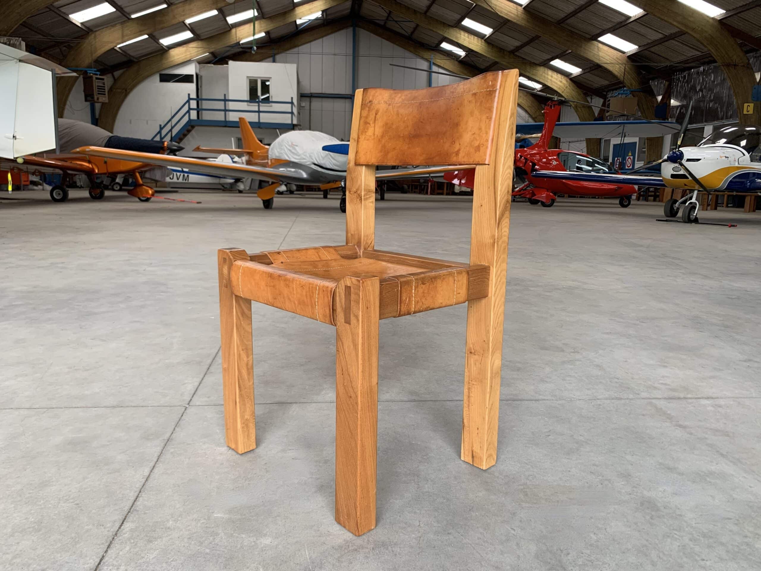 Chaises Sénac en orme et cuir vue perpective