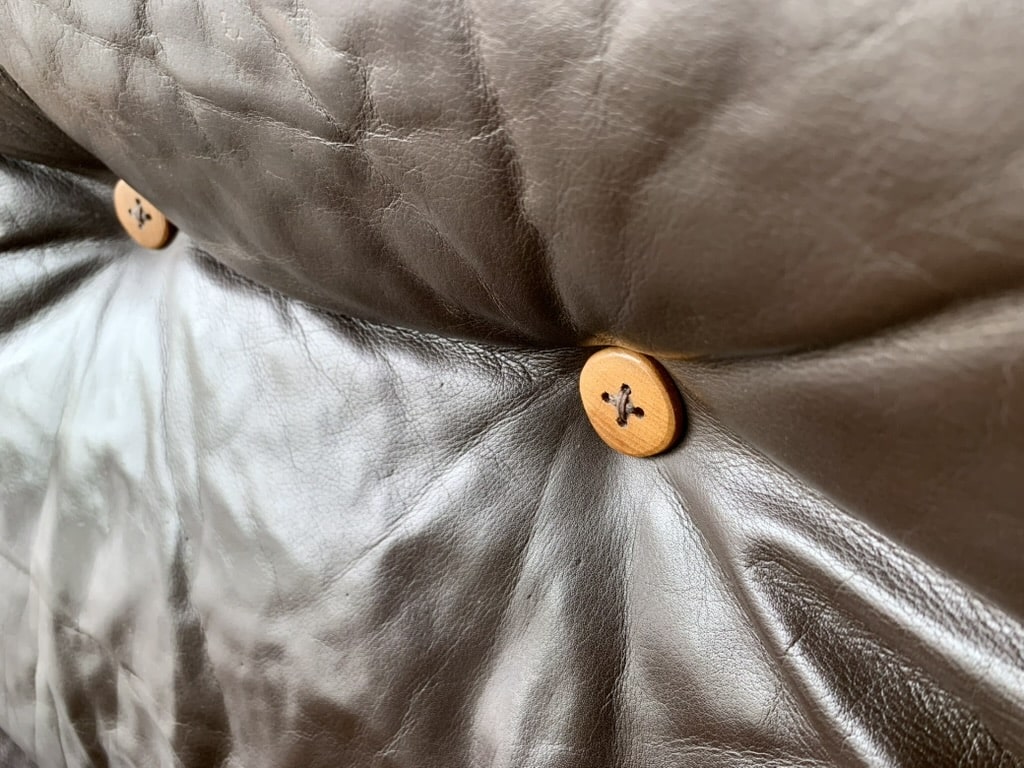 Fauteuil Sénac détail boutons