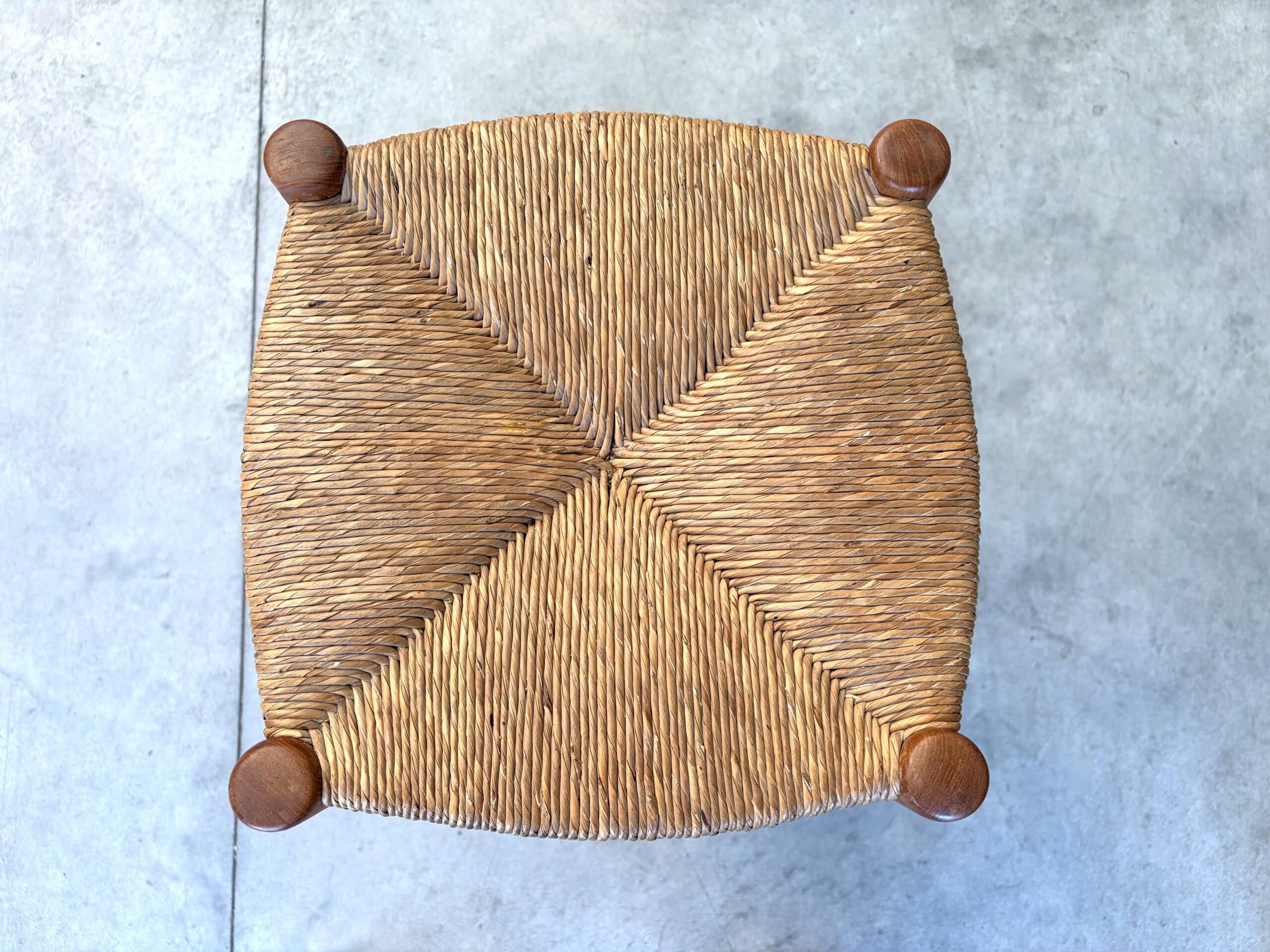 Tabourets Perriand assise paille