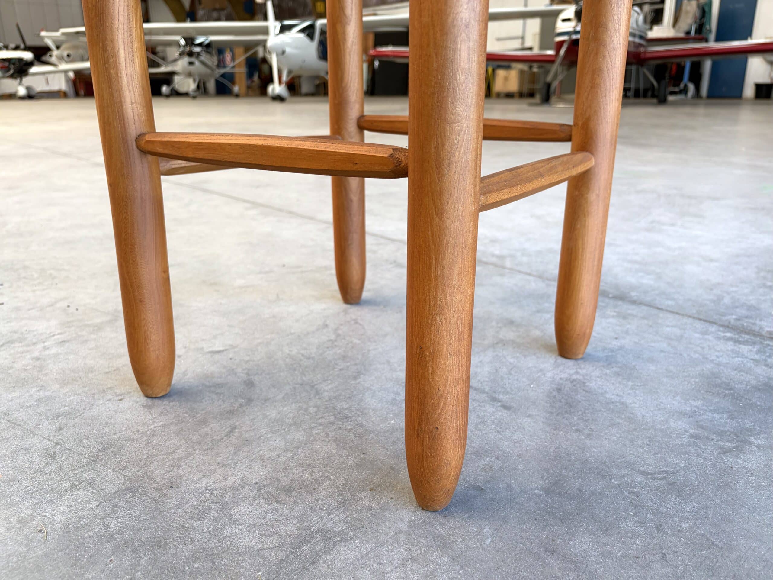 Tabourets Perriand détails pieds